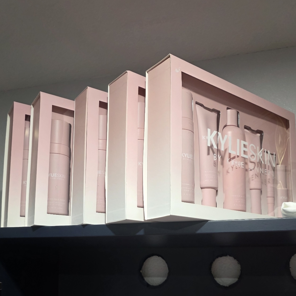 Kylie Skin 6 Piece Face Care Set Full Size Wash Scrub Toner Serum Moisturizer - Picture 16 of 16